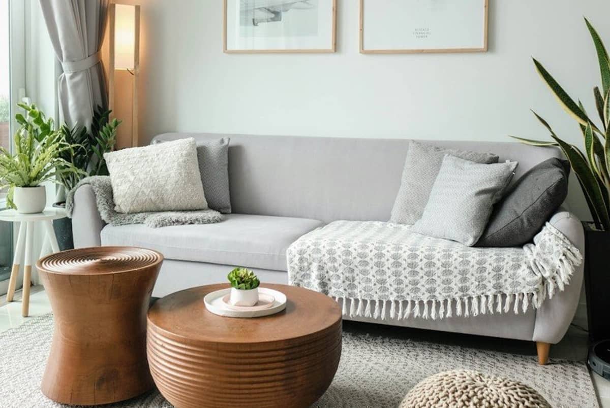 Sala de estilo nórdico con blanco, madera clara, textiles suaves y mucha luz natural
