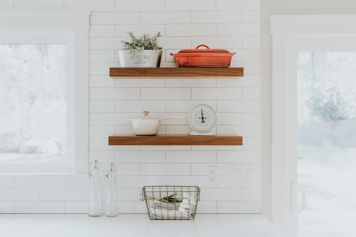 Cajones de cocina organizados con separadores de madera y utensilios ordenados por zonas