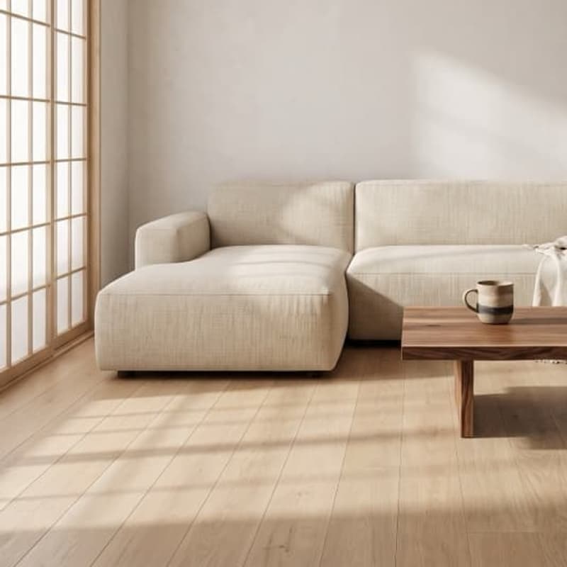 Sala de estilo japandi con madera natural, líneas limpias y espacios serenos